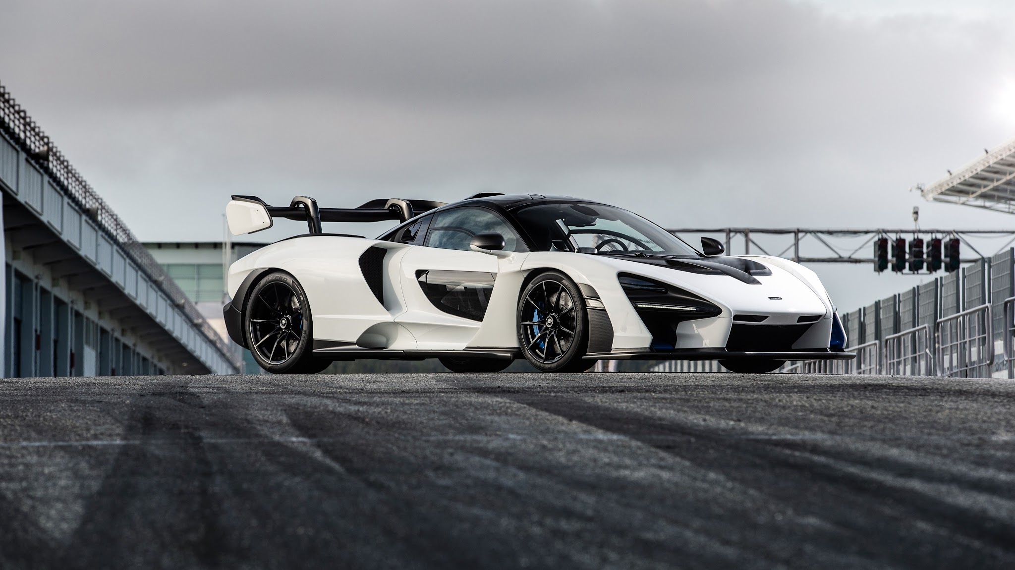 Car and Driver España YouTube banner