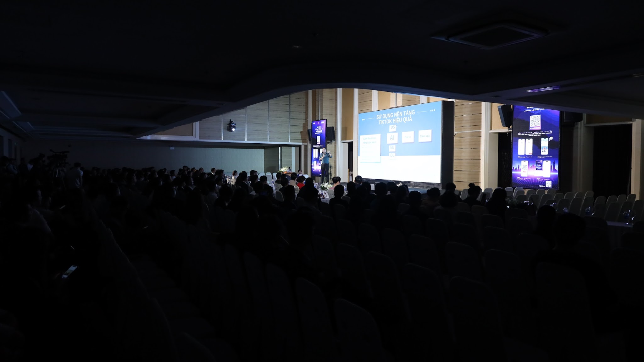 Nguyễn Vũ Tuấn Tú YouTube banner